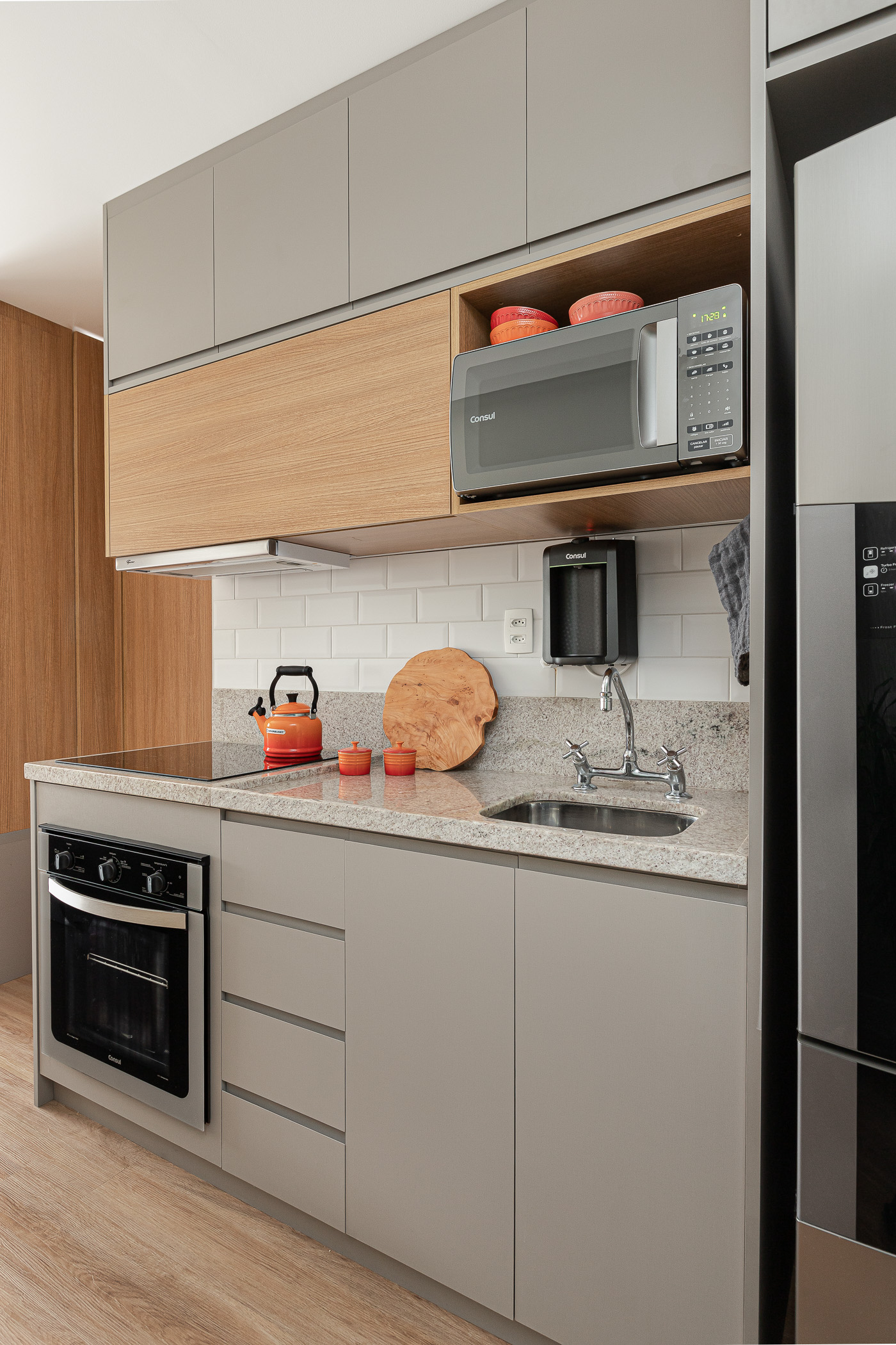 Cozinha compacta com cooktop, forno e geladeira embutidos