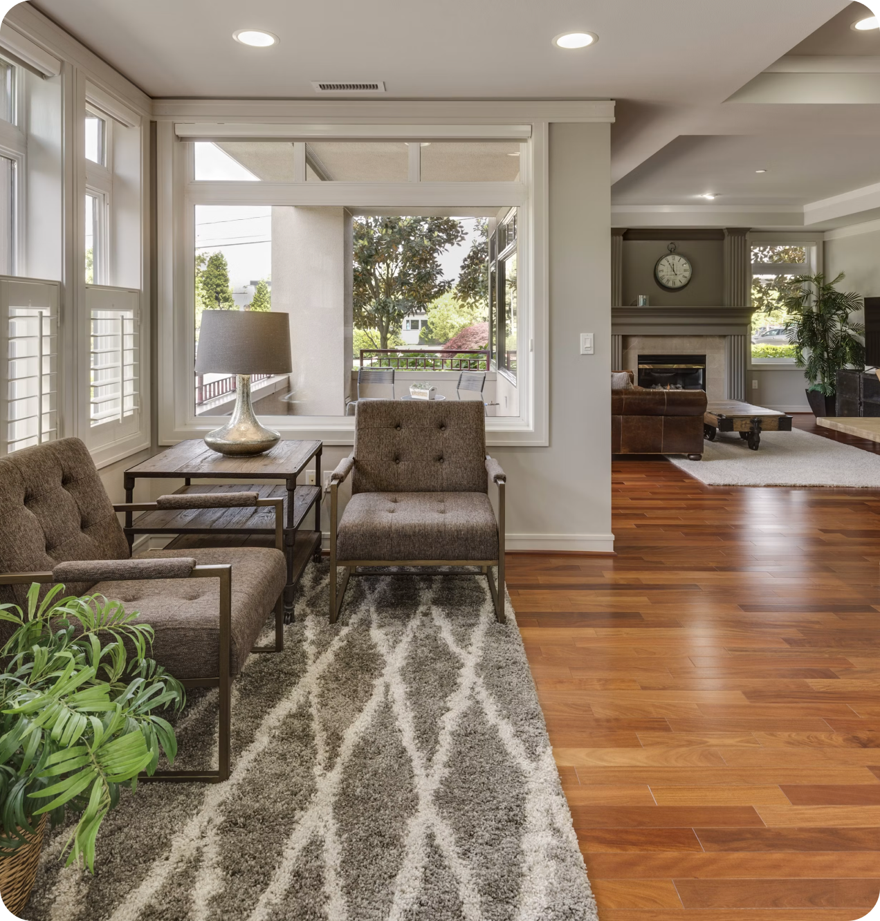 Sala residencial com poltronas, tapete e luz natural