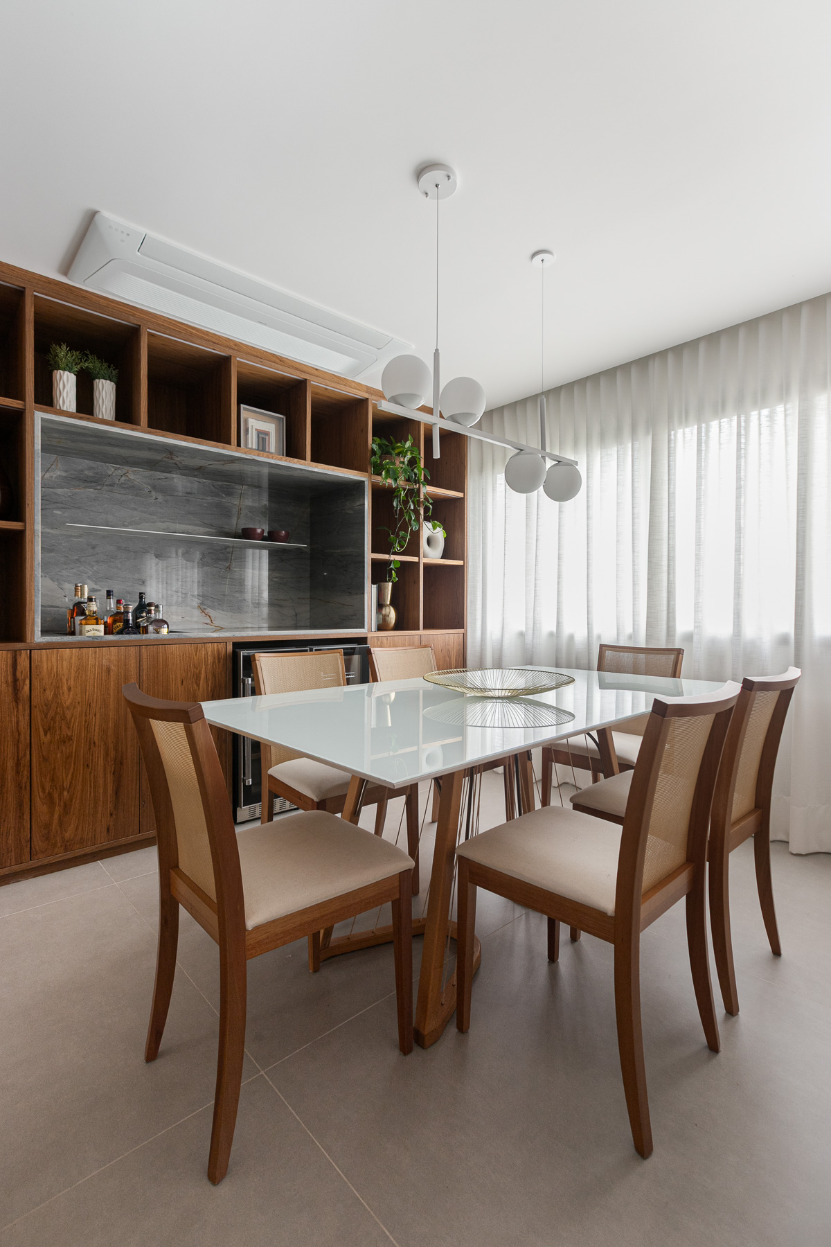 Sala de jantar com adega e bar em marcenaria