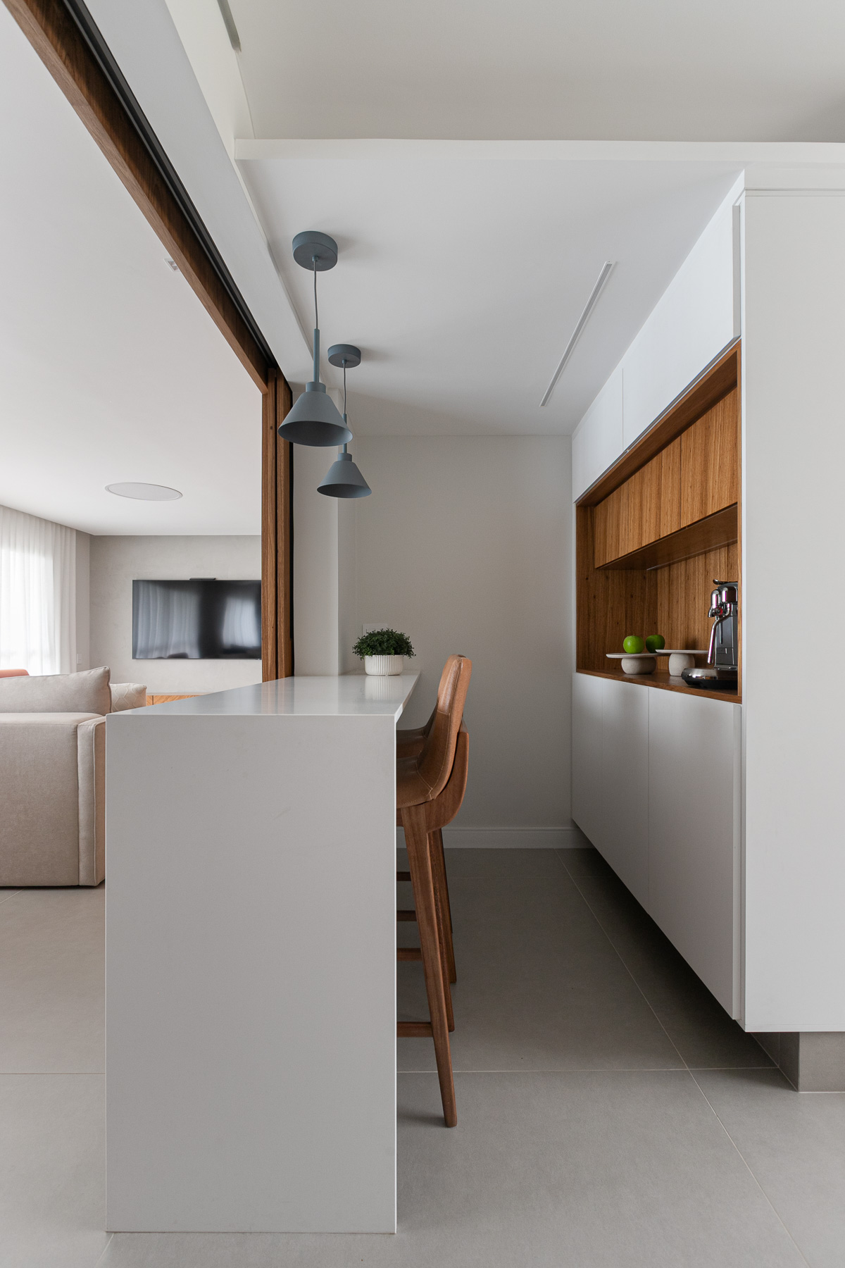 Cozinha integrada com bancada e vista para a sala