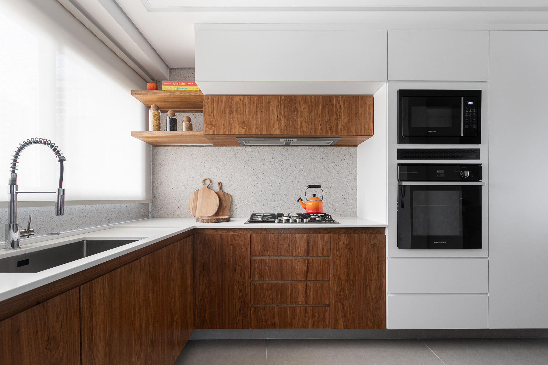 Detalhe da cozinha com cooktop e forno embutido
