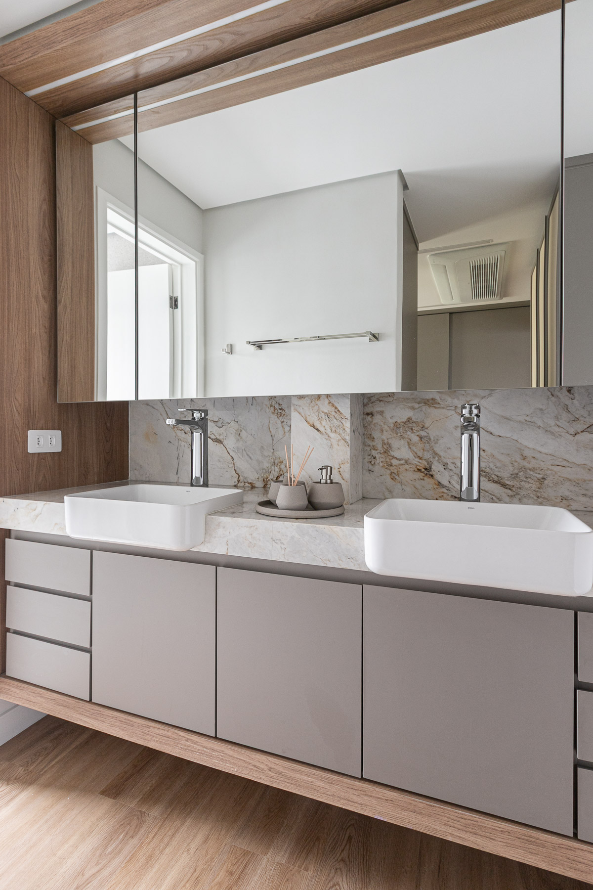 Banho da suite com bancada dupla em marmore